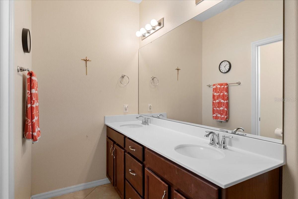 Listing photo id 21 for 2511 Nouveau Way