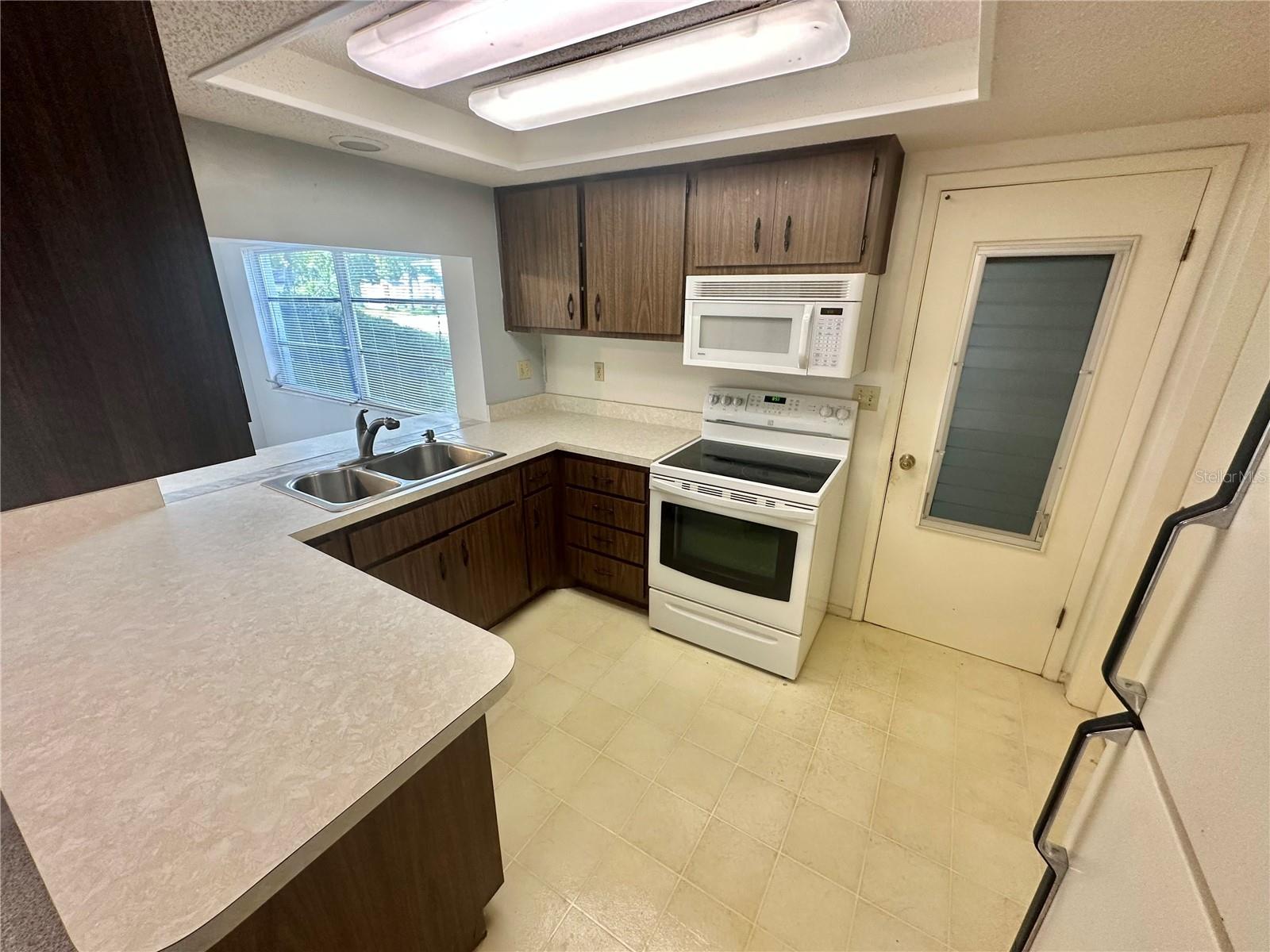 Image 5 of 31 For 13102 Pembrook Court