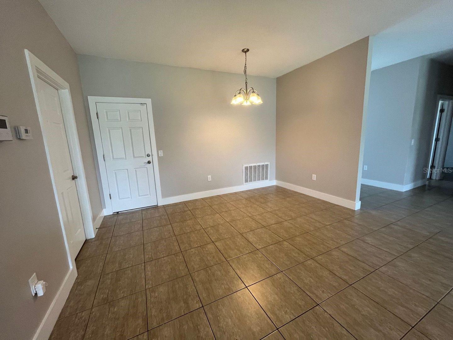 Image 3 of 20 For 647 Desmoines Court