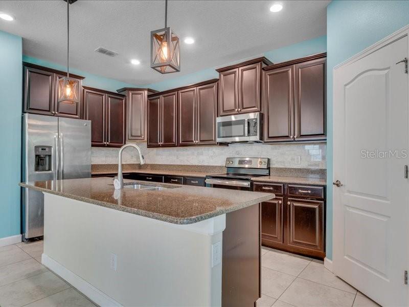 Image 15 of 32 For 1569 Thetford Circle