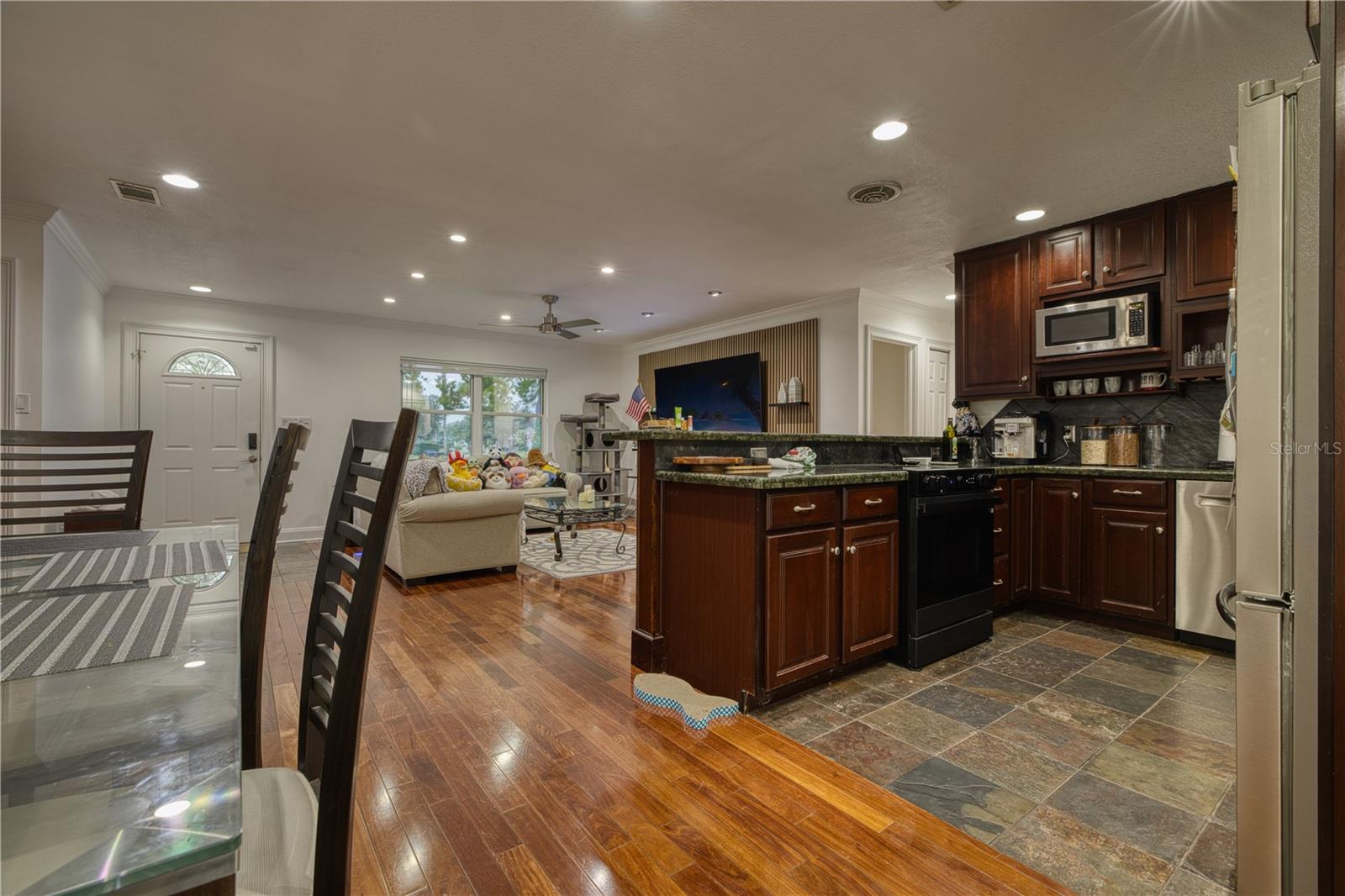 Image 9 of 41 For 5331 Oak Court