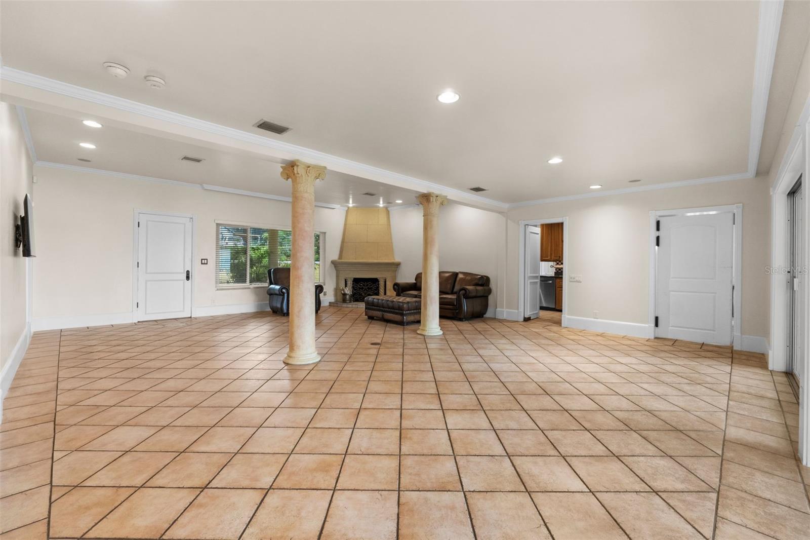 Image 10 of 73 For 1121 Sunset Drive