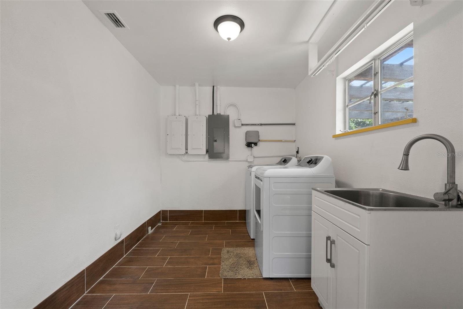Image 46 of 73 For 1121 Sunset Drive