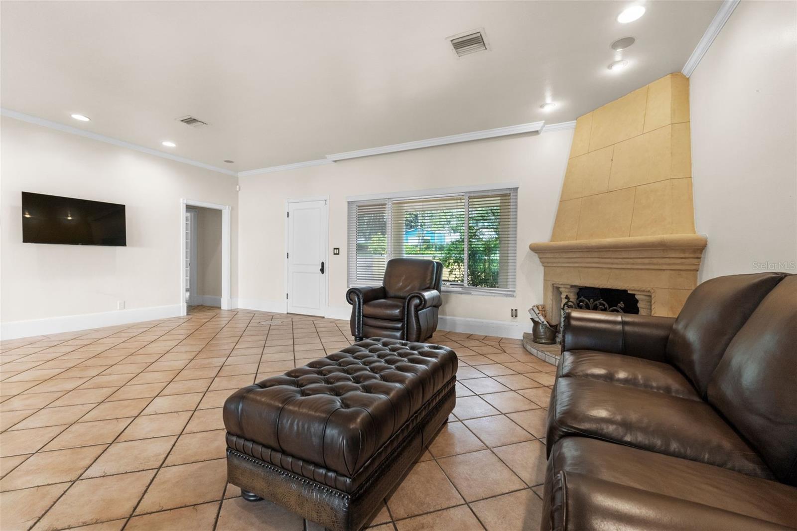 Image 9 of 73 For 1121 Sunset Drive