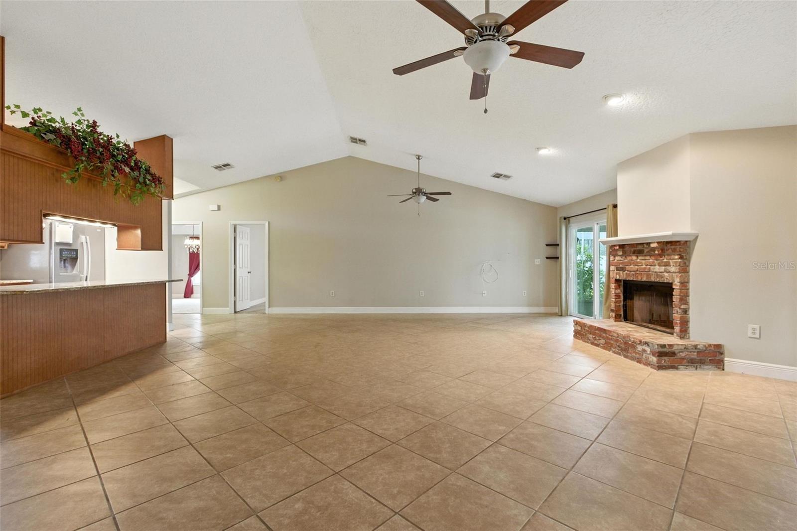 Image 18 of 52 For 1358 Emerald Drive