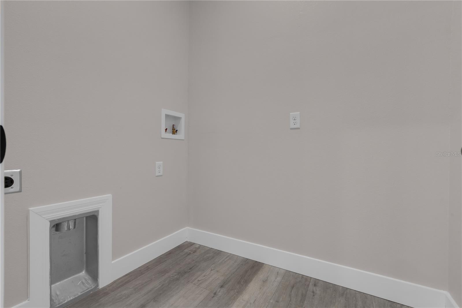 Image 20 of 21 For 1341 East Parkway