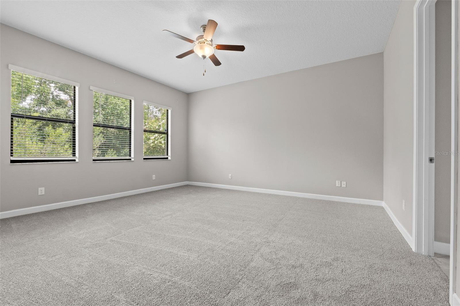 Listing photo id 10 for 2877 Hillard Drive