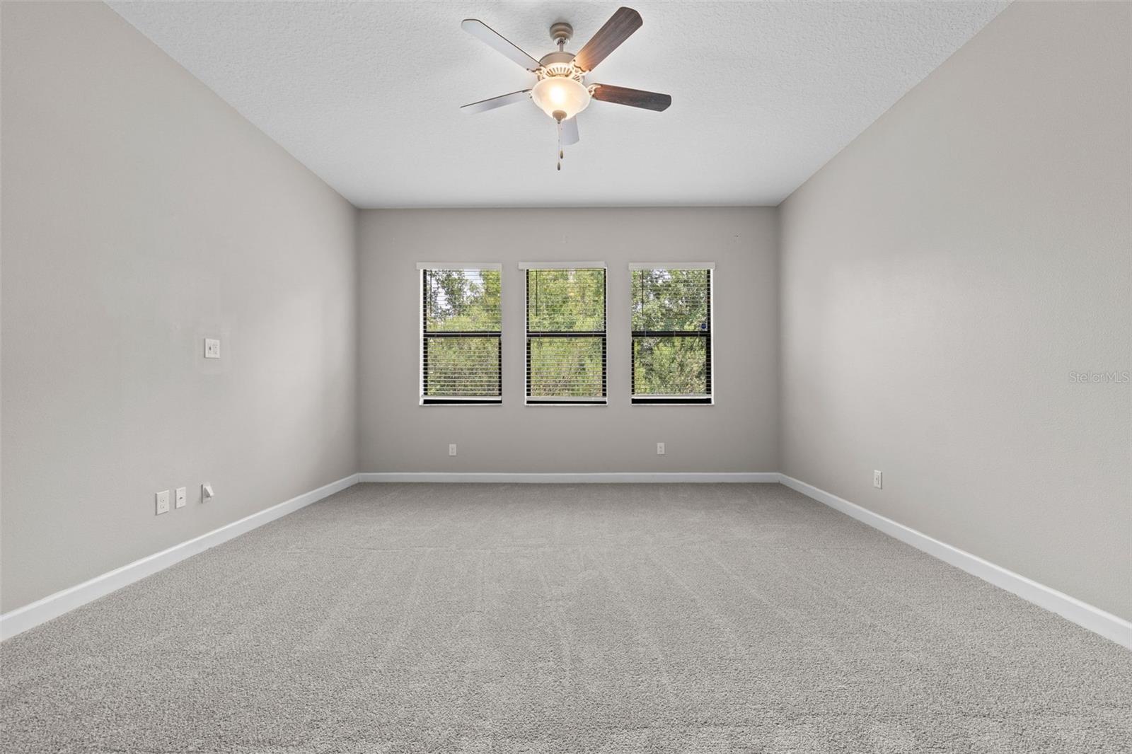 Listing photo id 12 for 2877 Hillard Drive