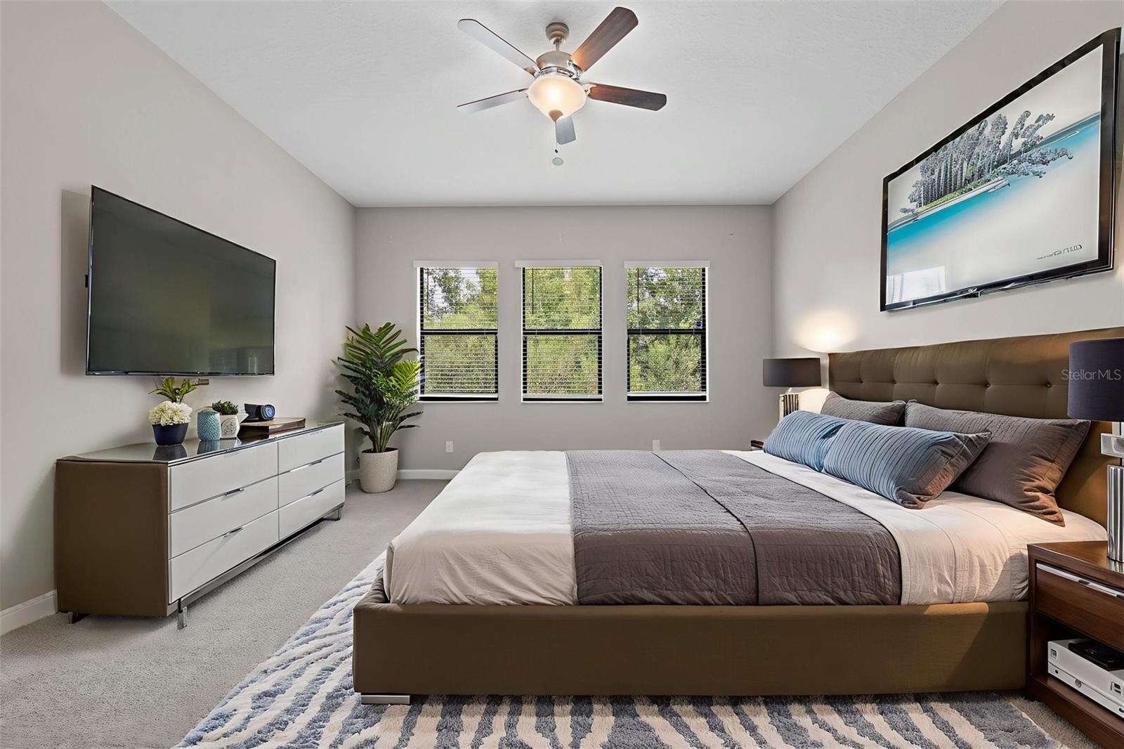 Listing photo id 13 for 2877 Hillard Drive