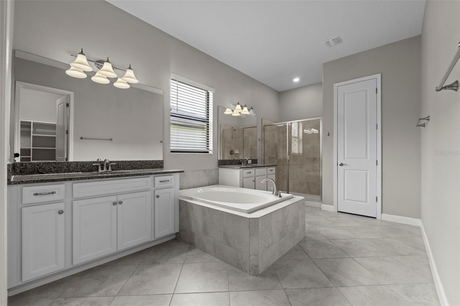 Listing photo id 14 for 2877 Hillard Drive