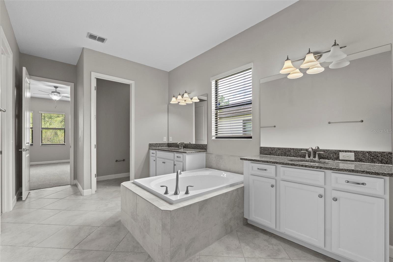 Listing photo id 15 for 2877 Hillard Drive