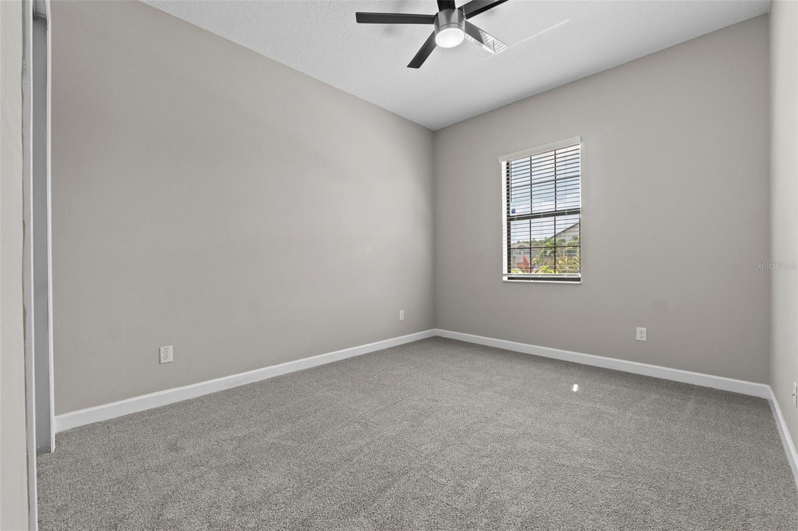 Listing photo id 19 for 2877 Hillard Drive