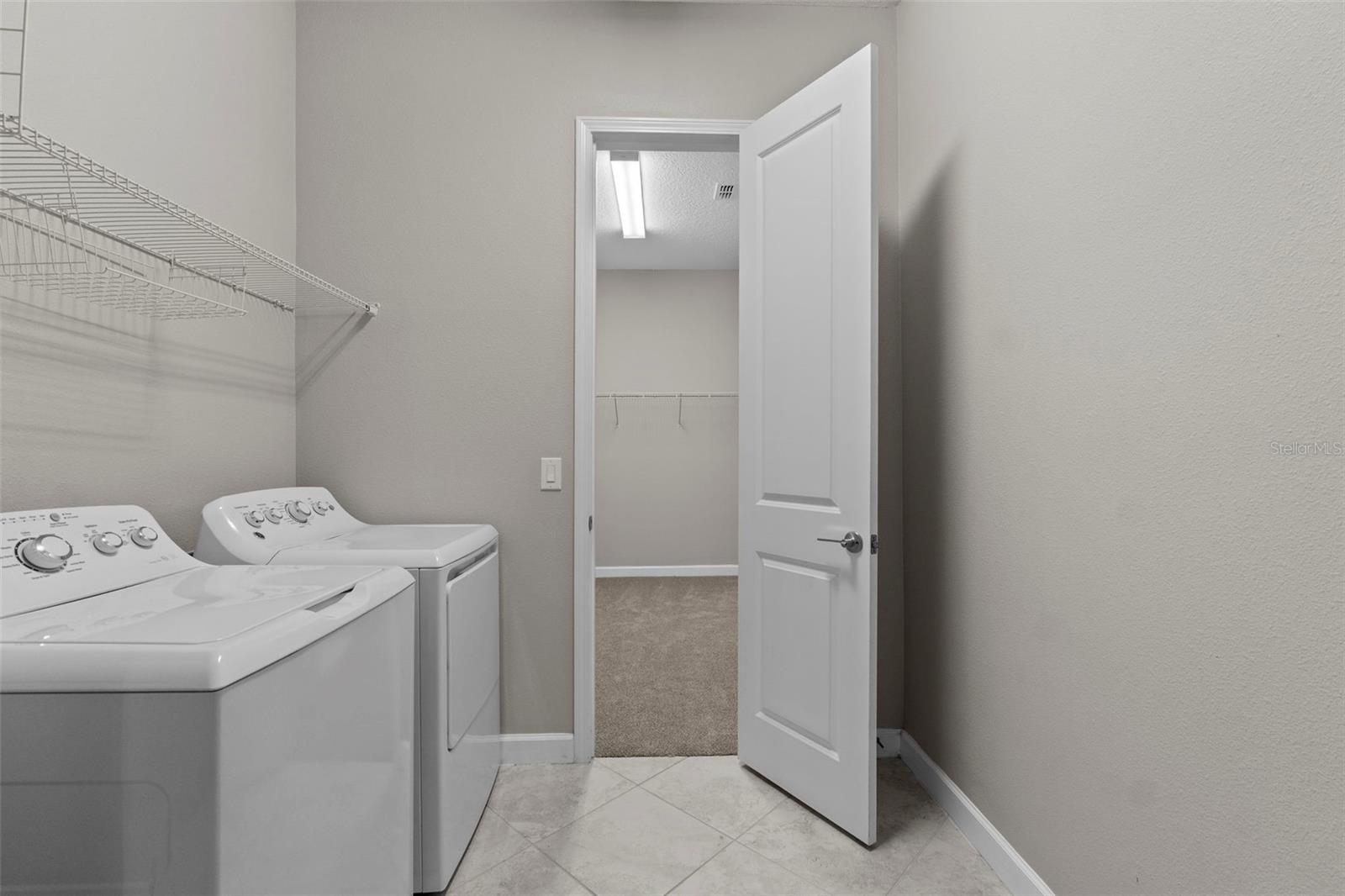 Listing photo id 27 for 2877 Hillard Drive