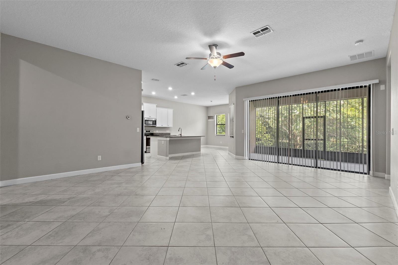 Listing photo id 1 for 2877 Hillard Drive