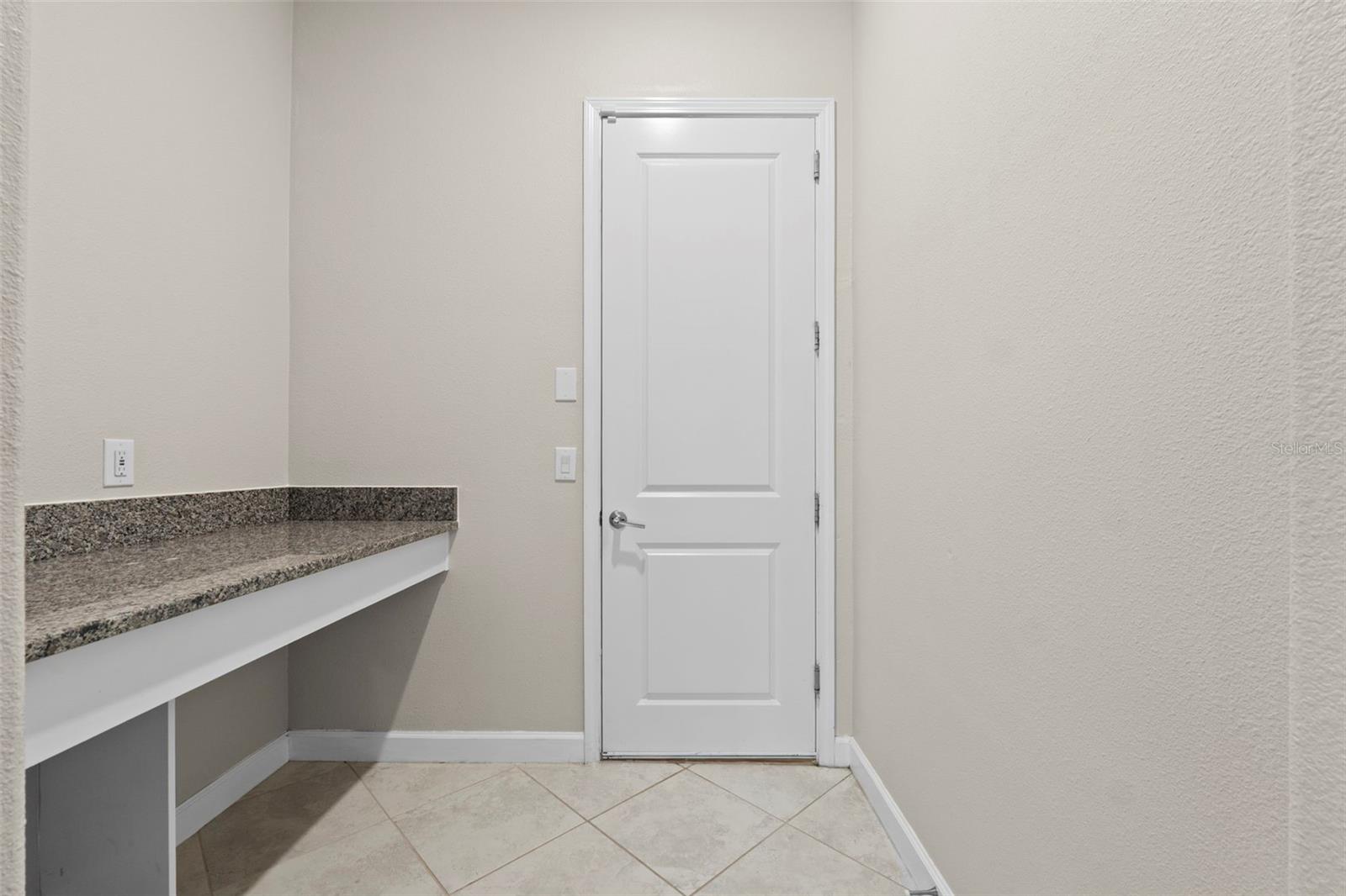 Listing photo id 28 for 2877 Hillard Drive