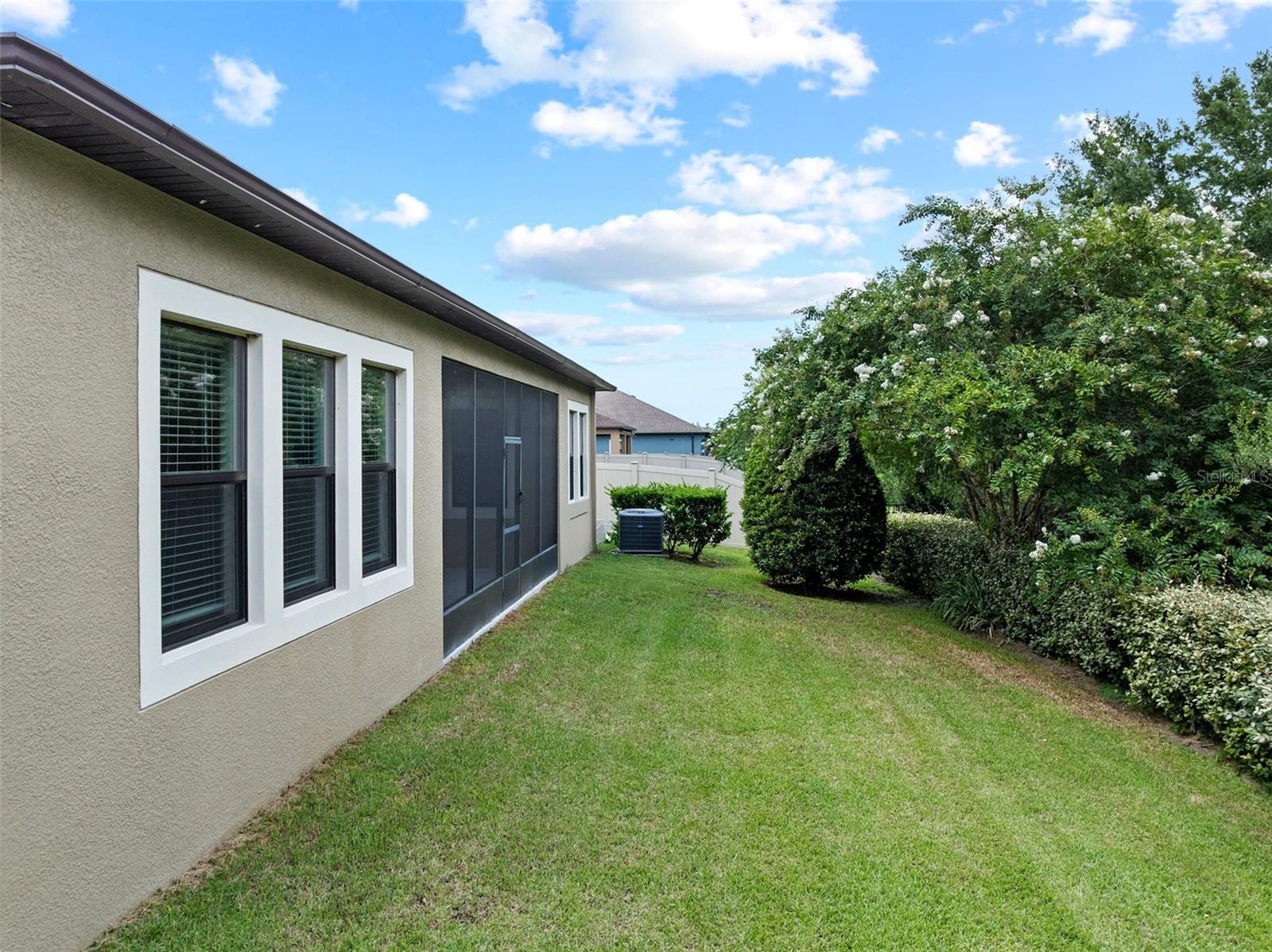Listing photo id 33 for 2877 Hillard Drive
