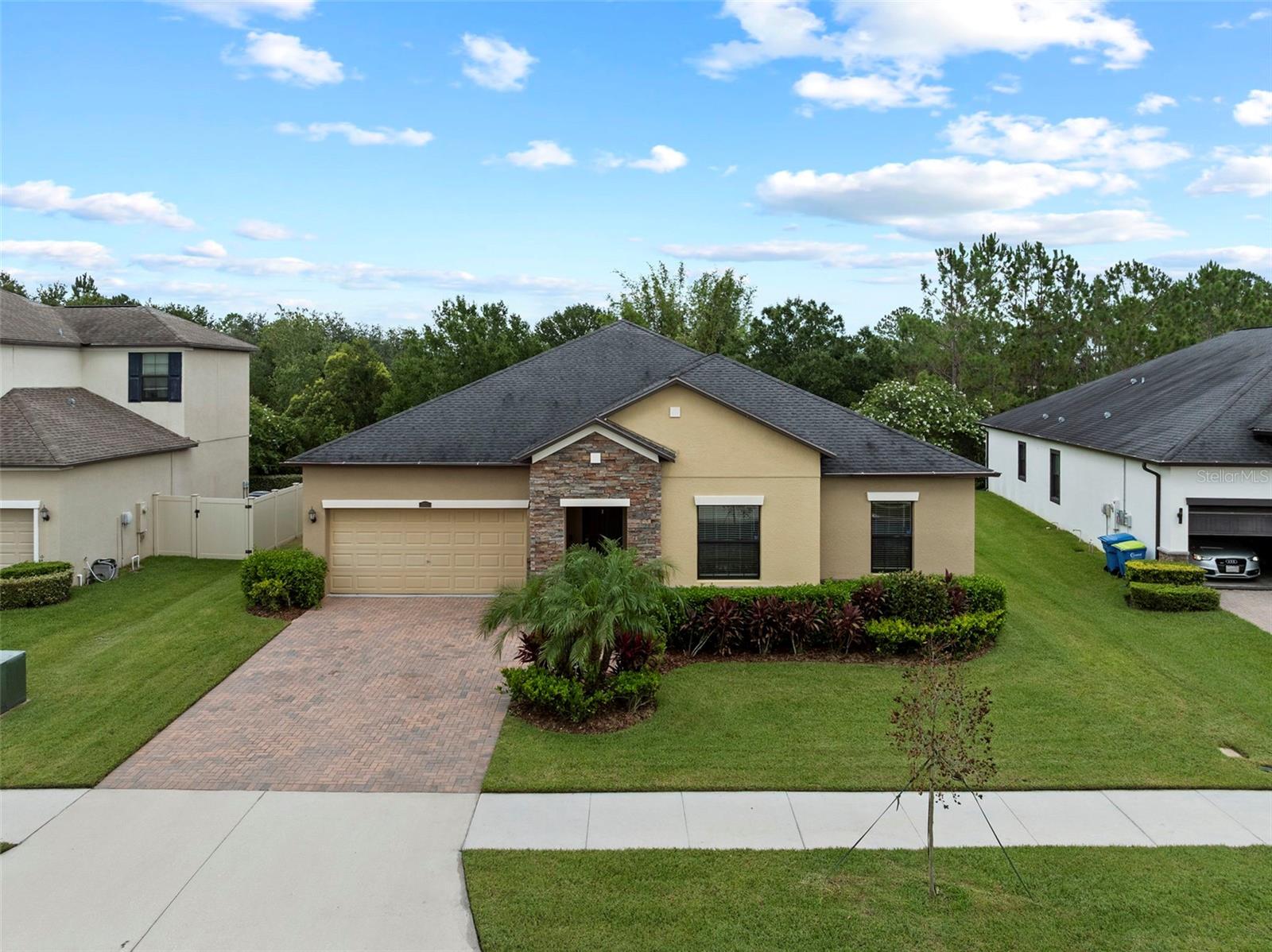Listing photo id 34 for 2877 Hillard Drive