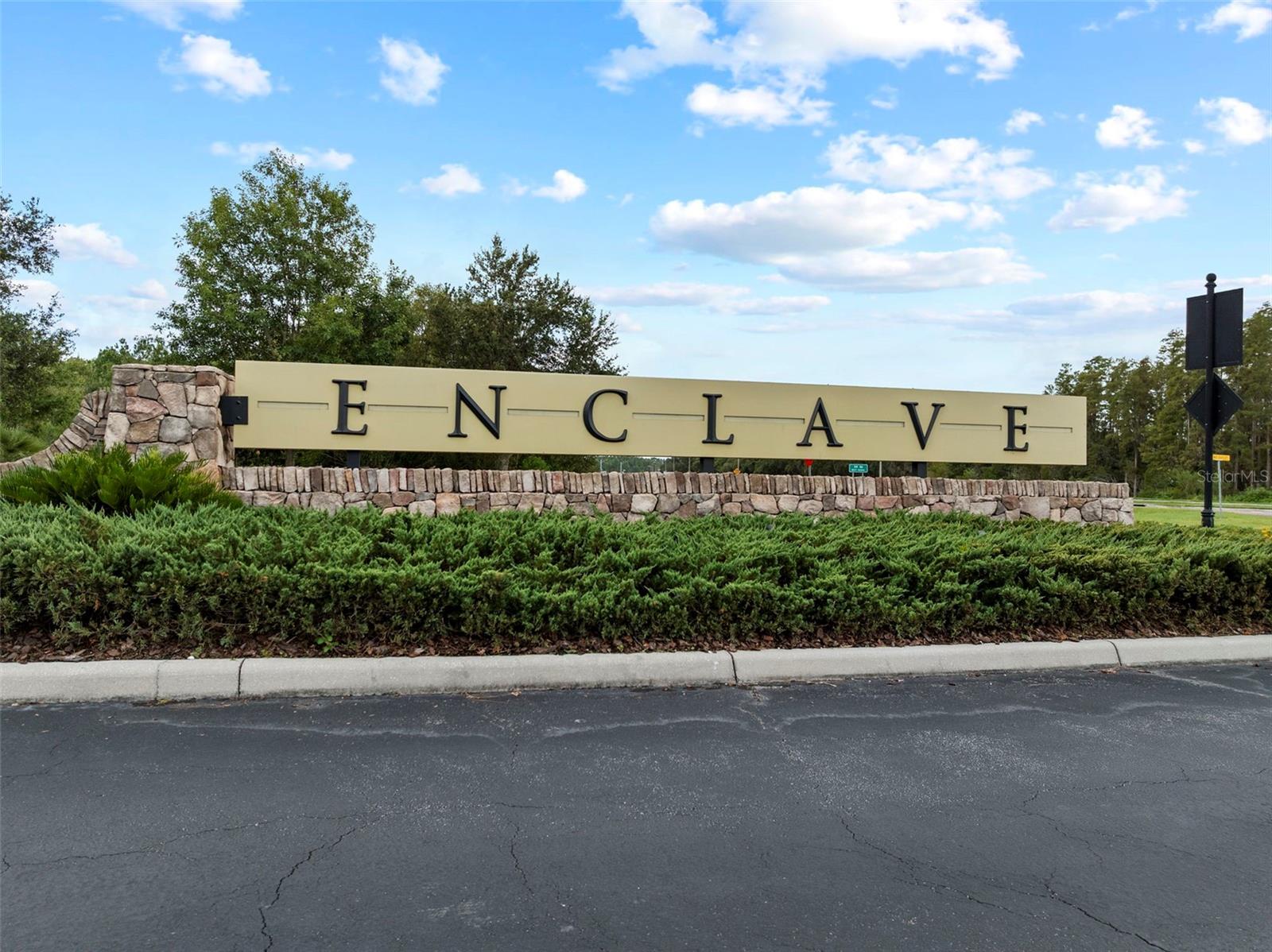 Listing photo id 38 for 2877 Hillard Drive