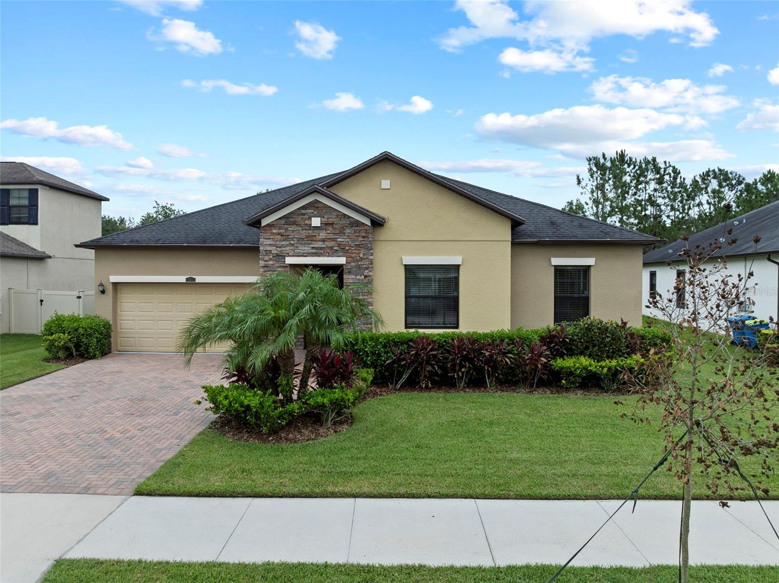 Listing photo id 39 for 2877 Hillard Drive