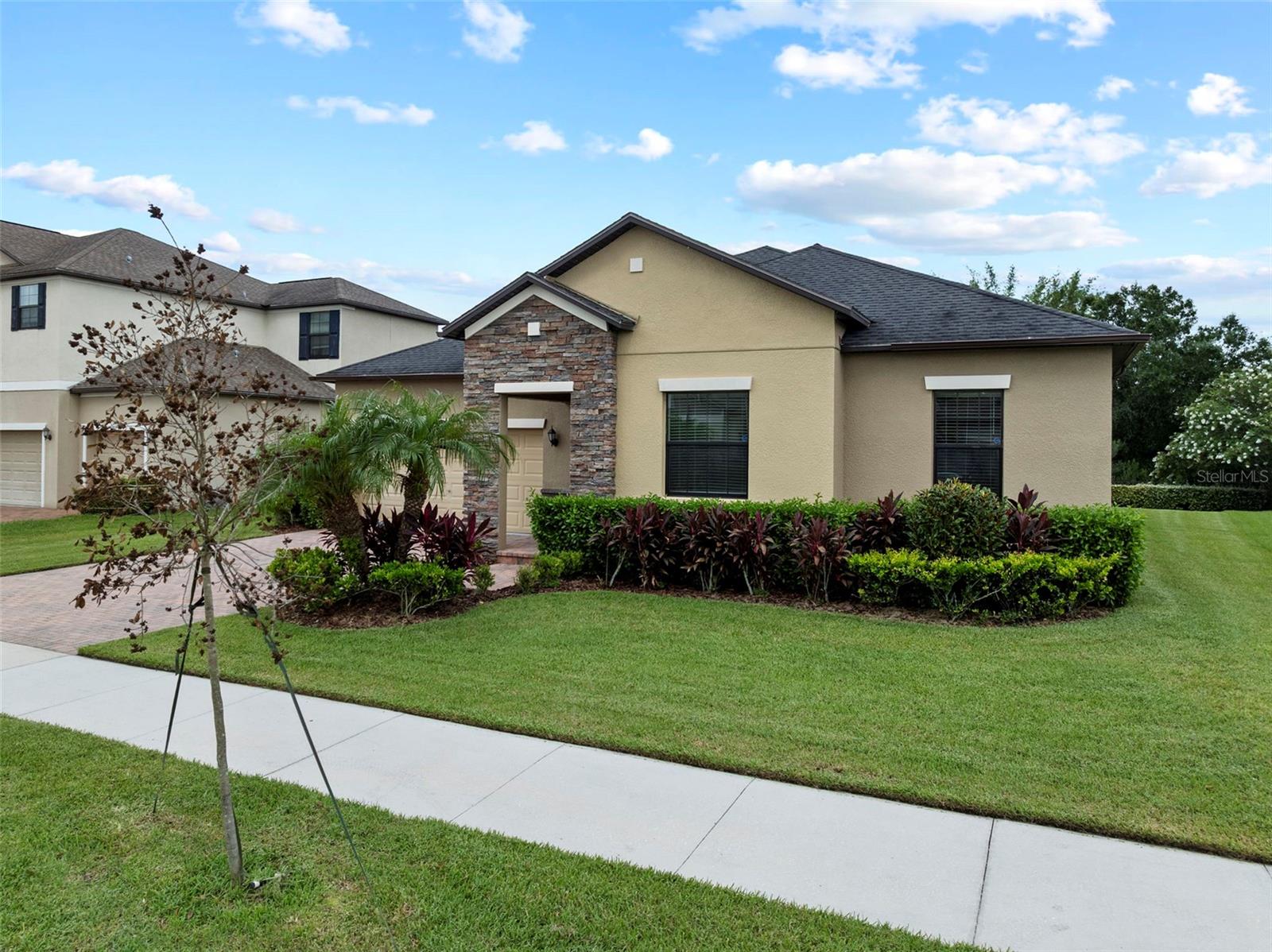 Listing photo id 40 for 2877 Hillard Drive