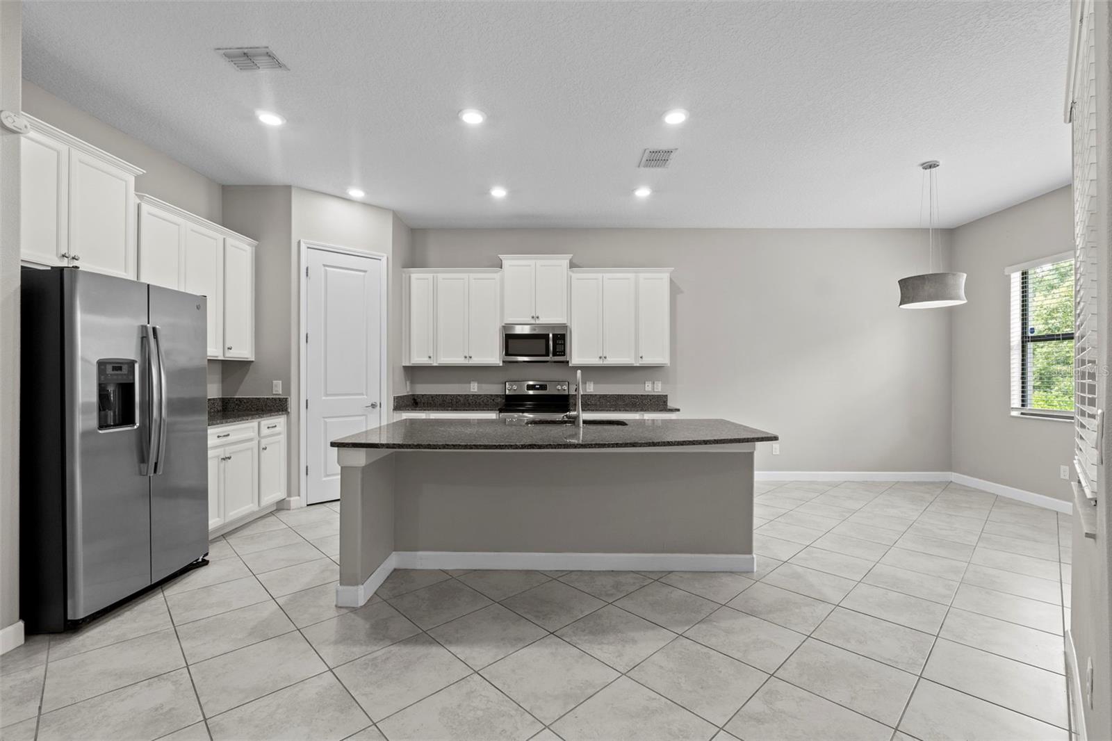 Listing photo id 3 for 2877 Hillard Drive