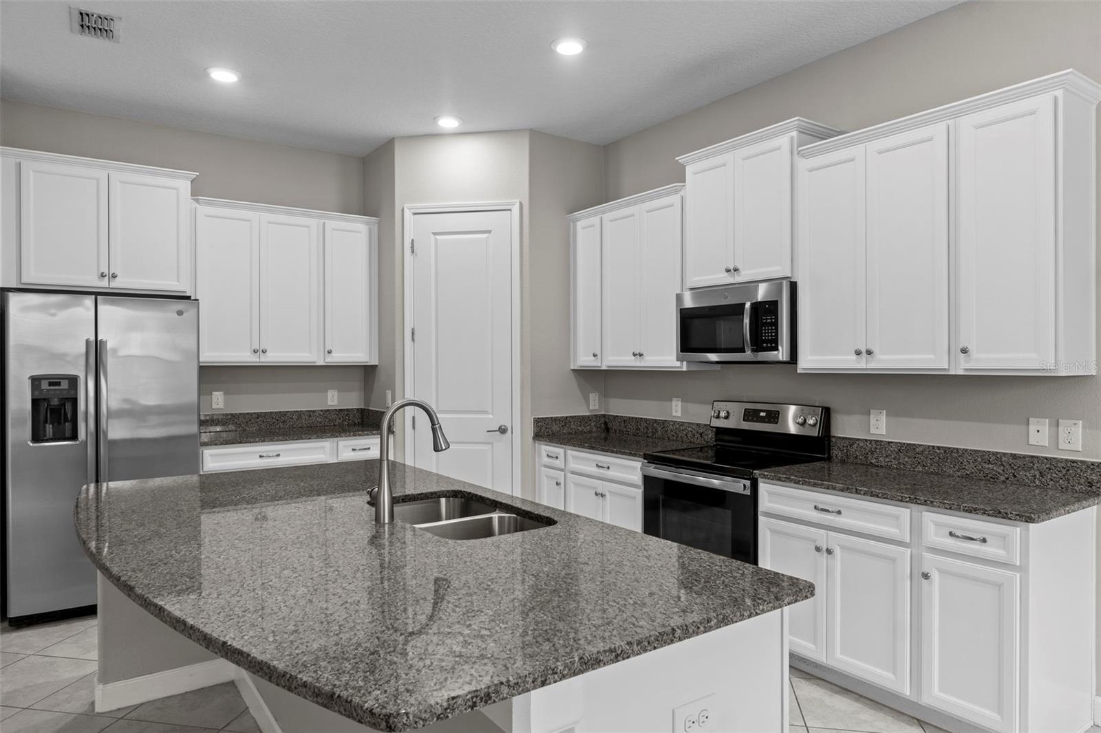 Listing photo id 4 for 2877 Hillard Drive