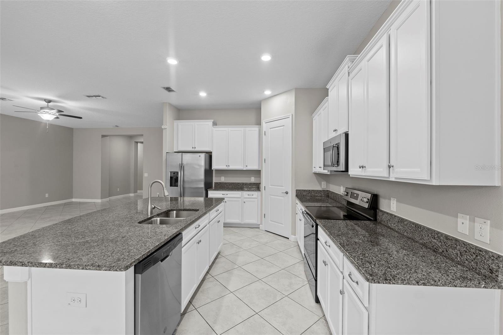 Listing photo id 5 for 2877 Hillard Drive