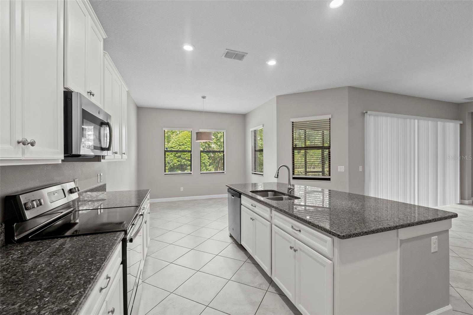 Listing photo id 6 for 2877 Hillard Drive