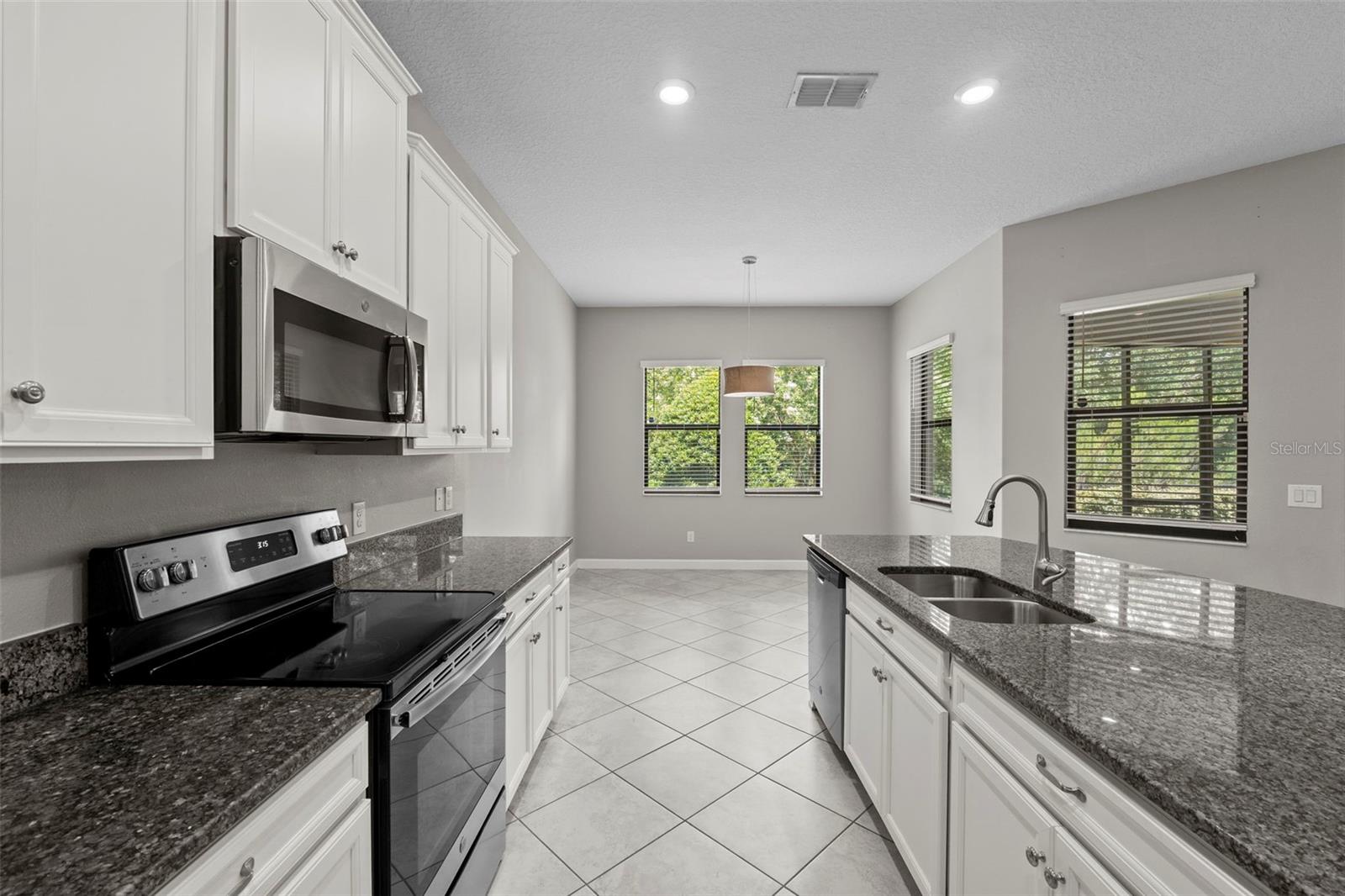 Listing photo id 7 for 2877 Hillard Drive