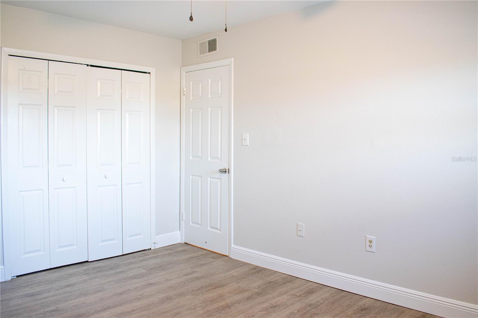 Image 15 of 26 For 814 Sky Lake Circle C