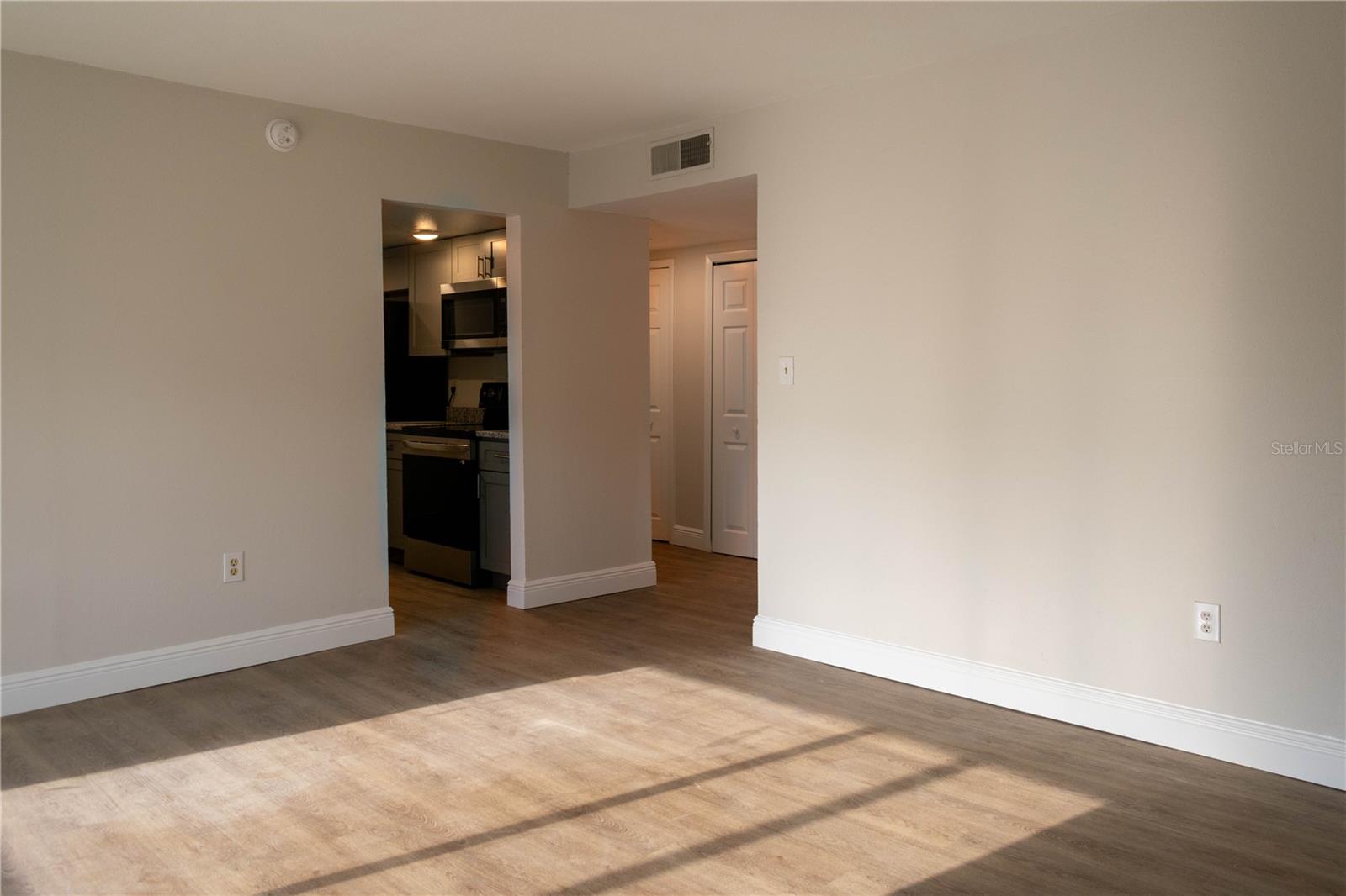 Image 4 of 26 For 814 Sky Lake Circle C