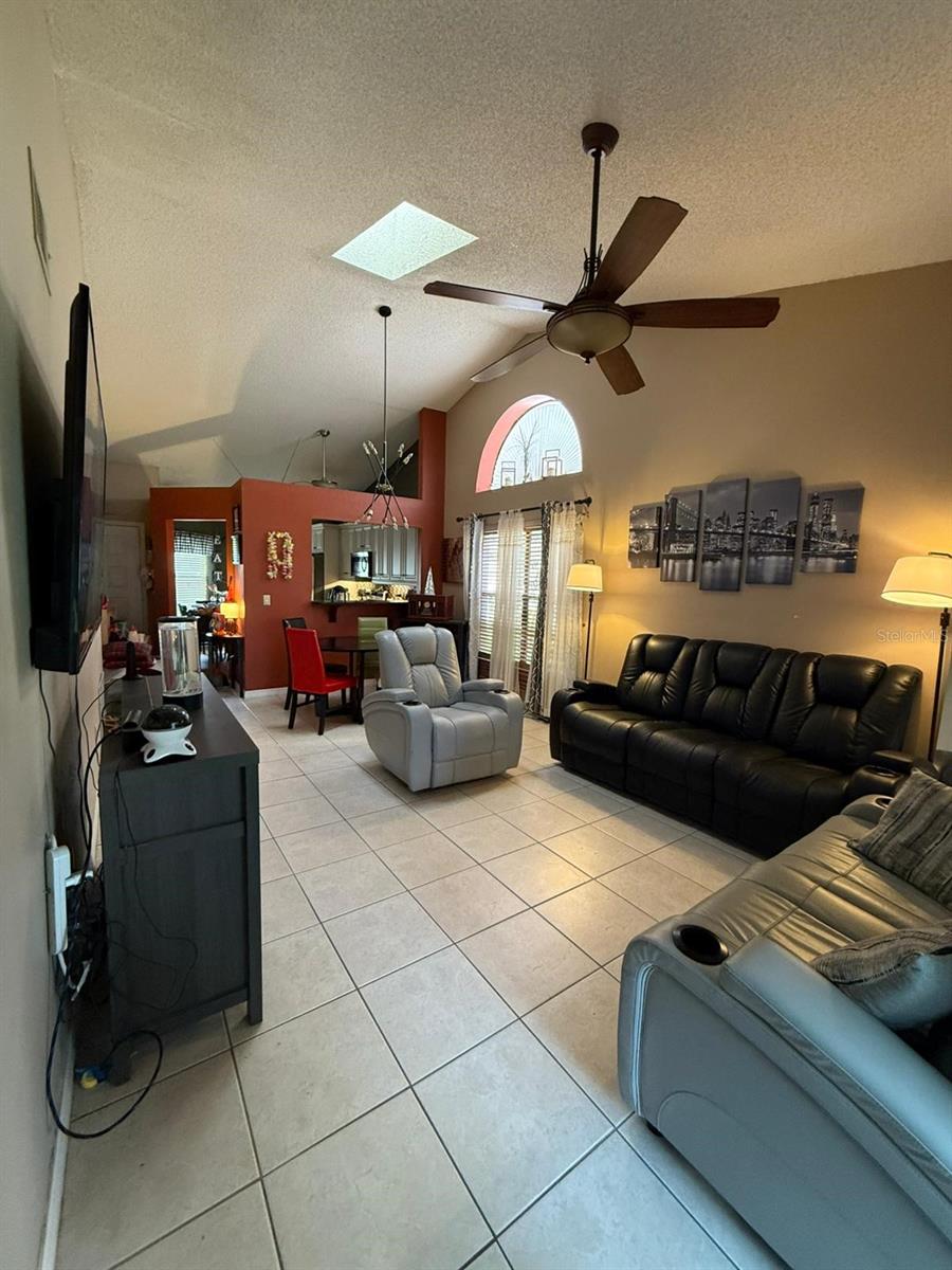 Image 11 of 42 For 109 Lakepointe Circle