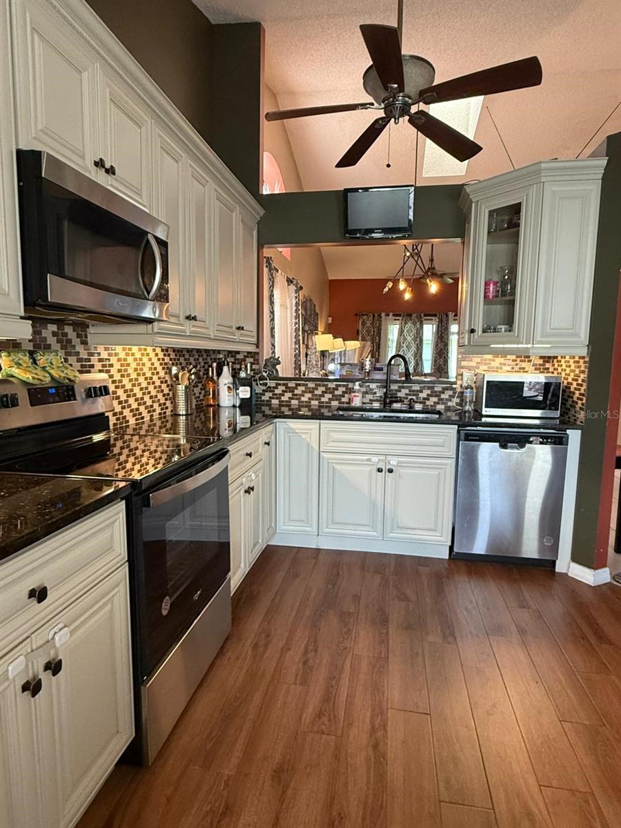 Image 12 of 42 For 109 Lakepointe Circle