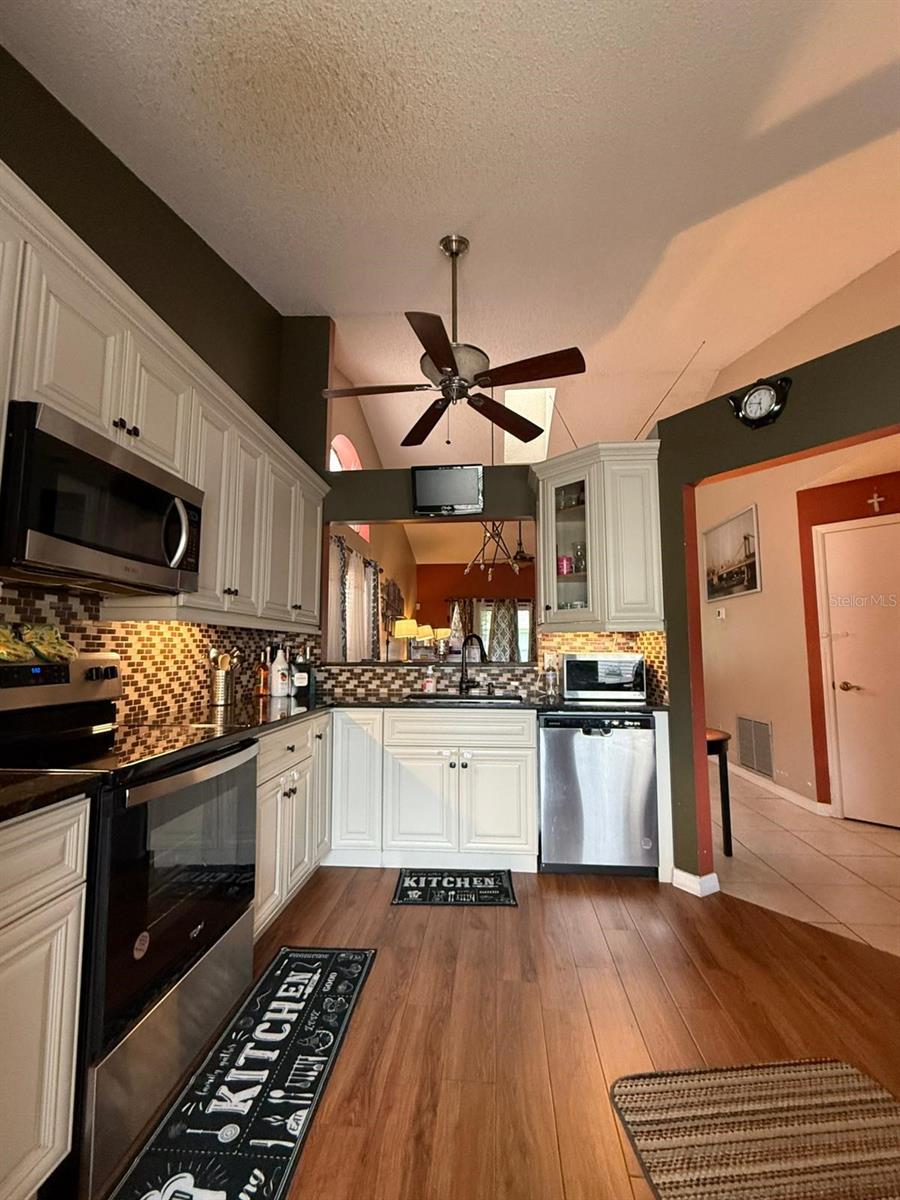 Image 17 of 42 For 109 Lakepointe Circle