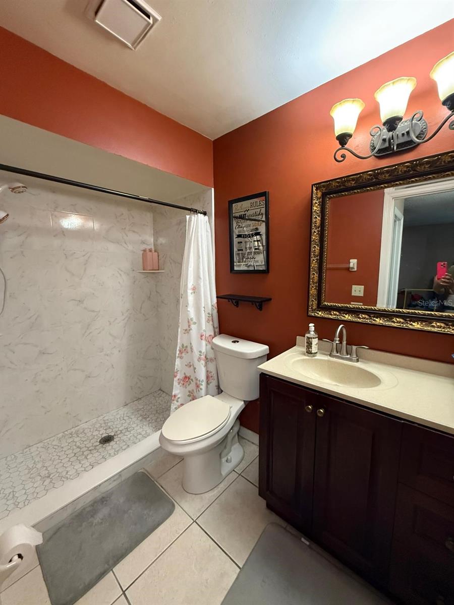 Image 23 of 42 For 109 Lakepointe Circle