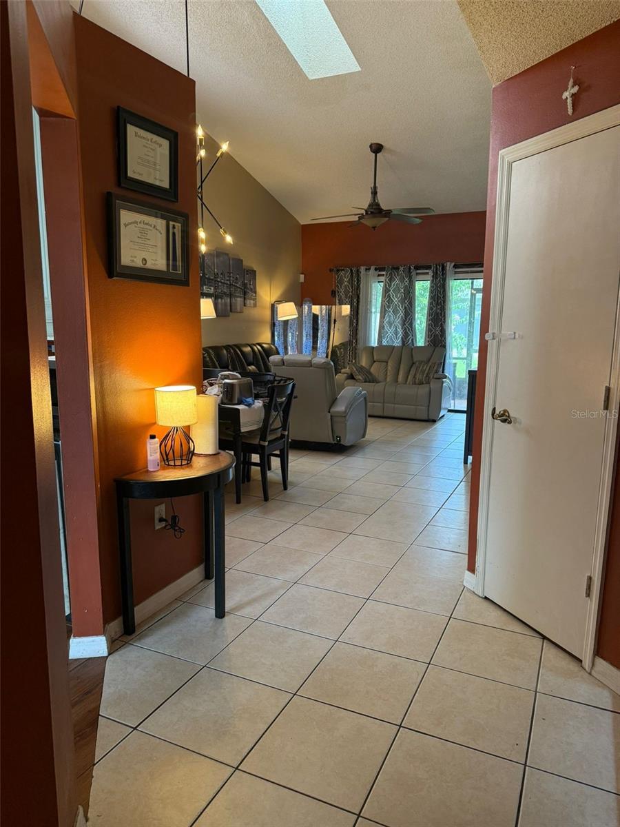 Image 5 of 42 For 109 Lakepointe Circle