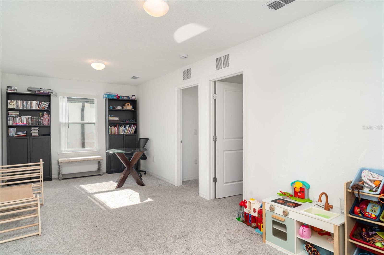 Image 11 of 30 For 465 Waterford Drive
