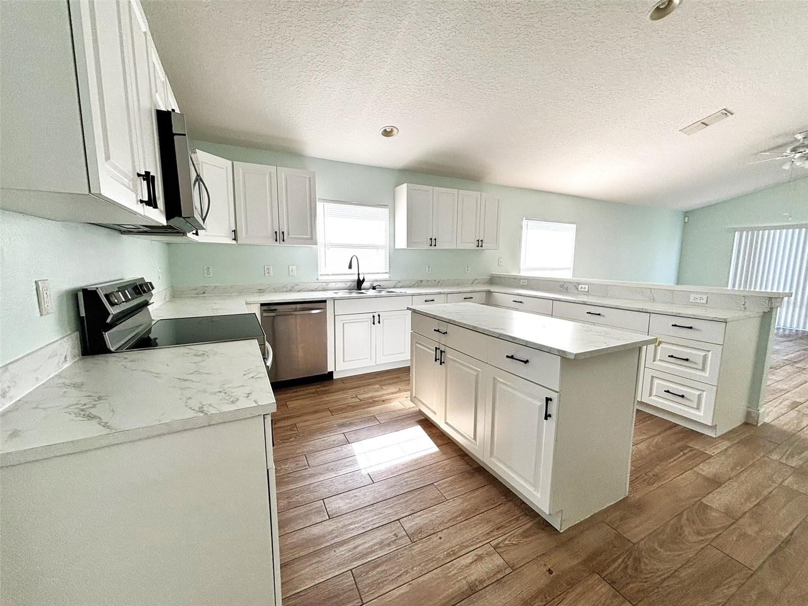 Image 6 of 13 For 4663 Doral Park Avenue