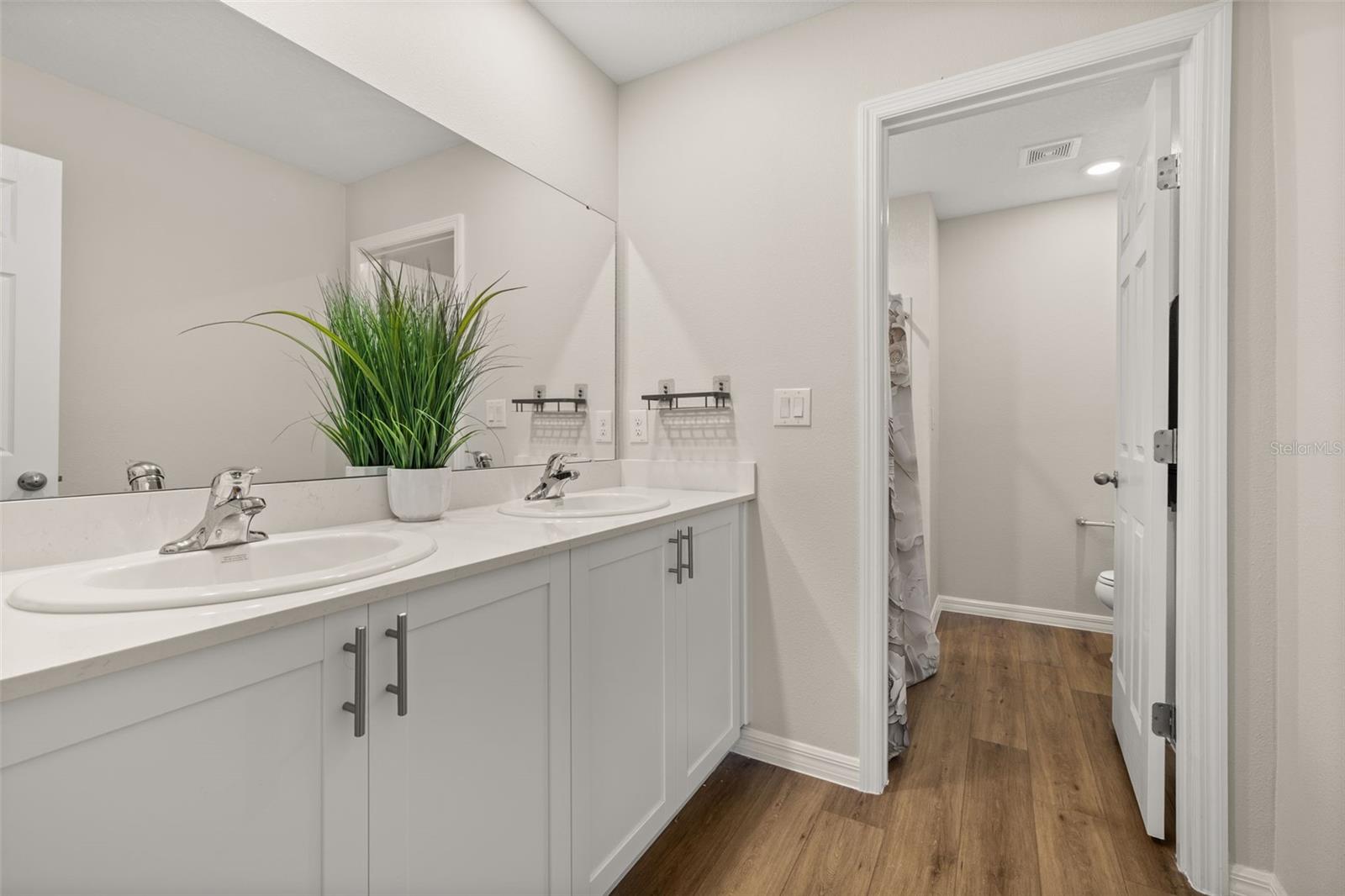 Image 23 of 46 For 4345 Hillock Boulevard