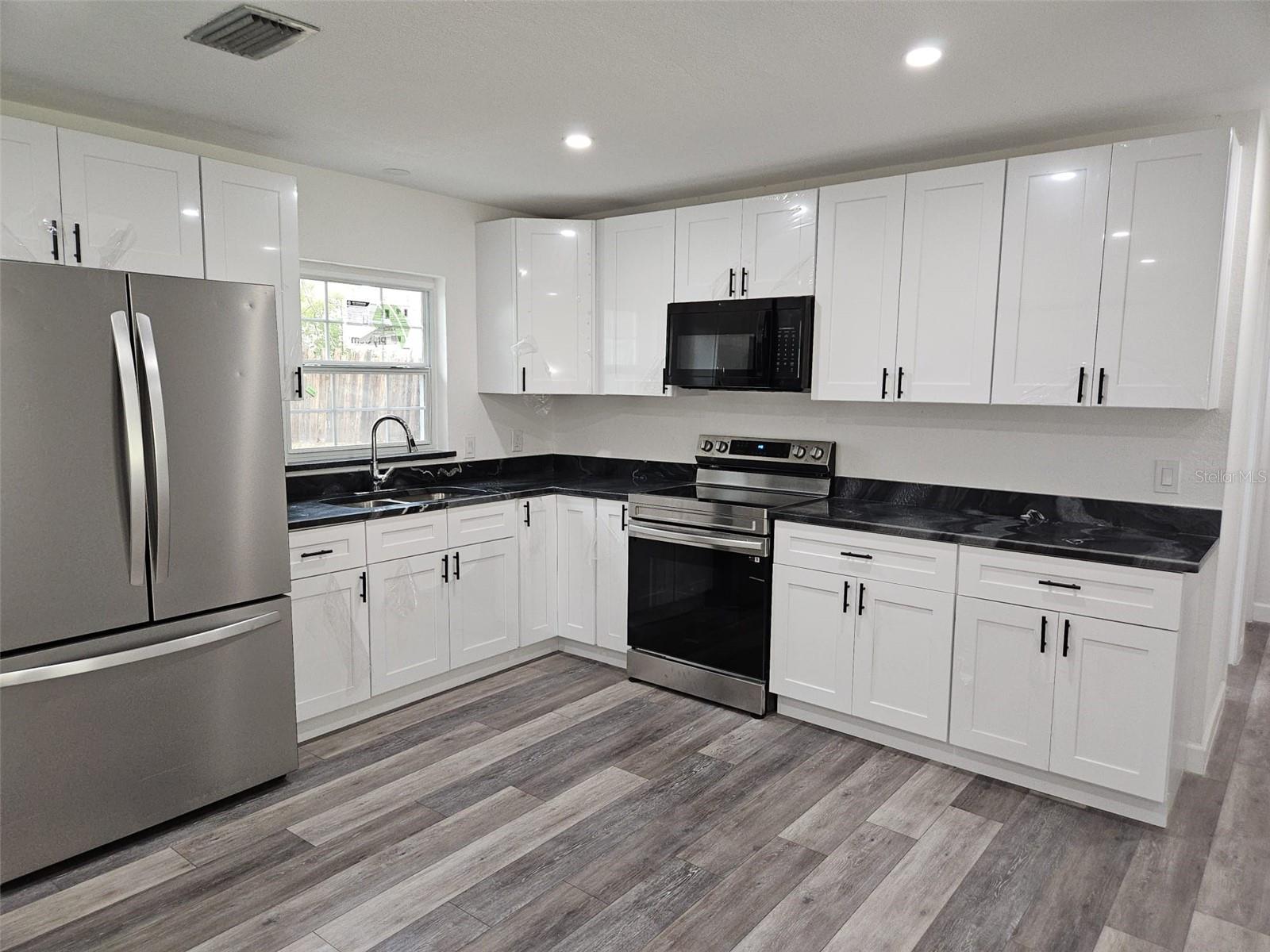 Image 6 of 22 For 4051 19th Avenue