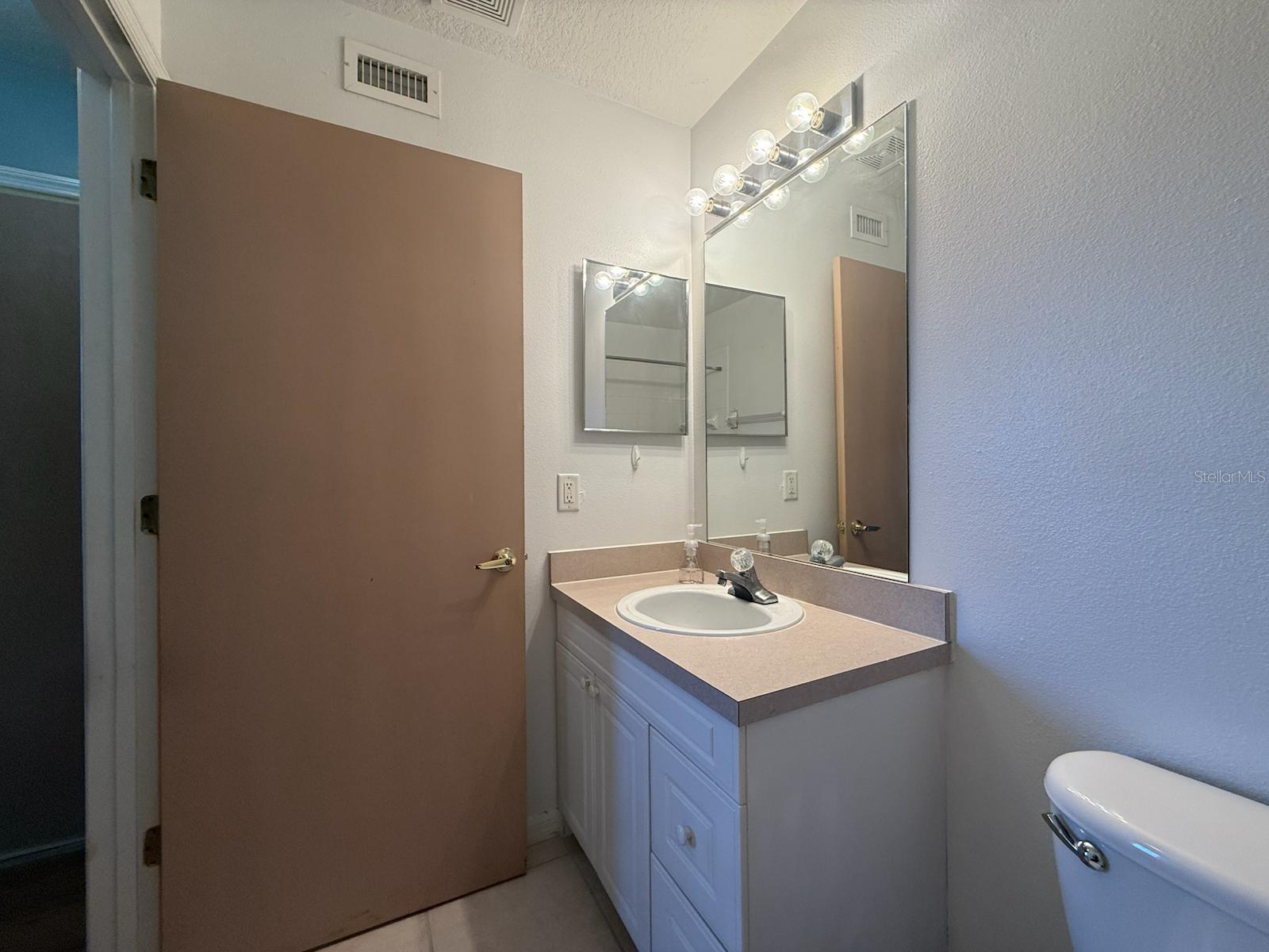 Image 8 of 30 For 843 Caribbean Drive B