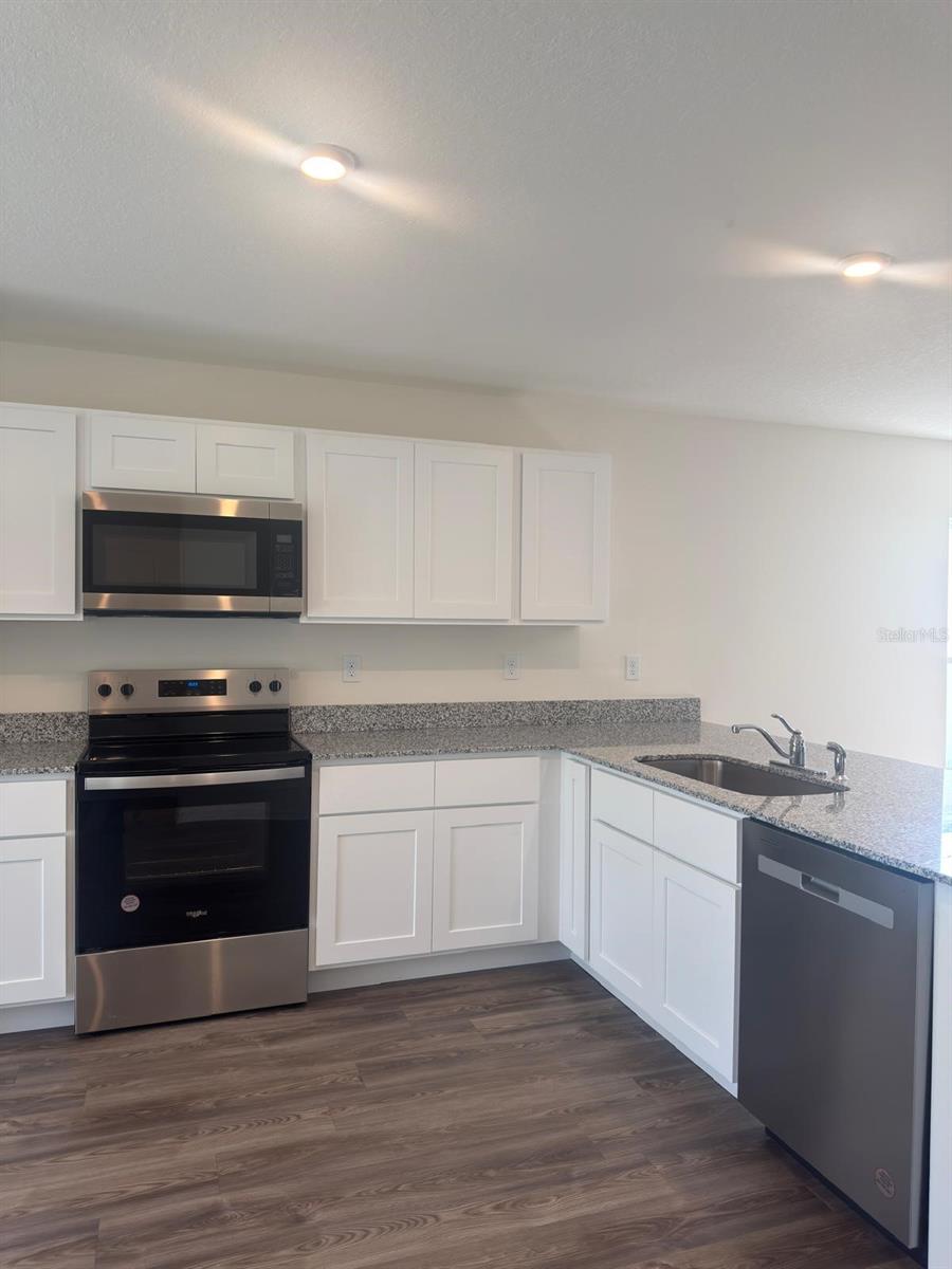 Image 5 of 21 For 993 Ambleside Dr