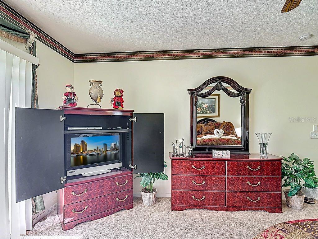 Image 19 of 53 For 955 Lake Berkley Drive