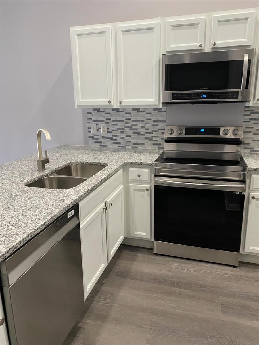 Image 4 of 11 For 1548 Tiverton Boulevard