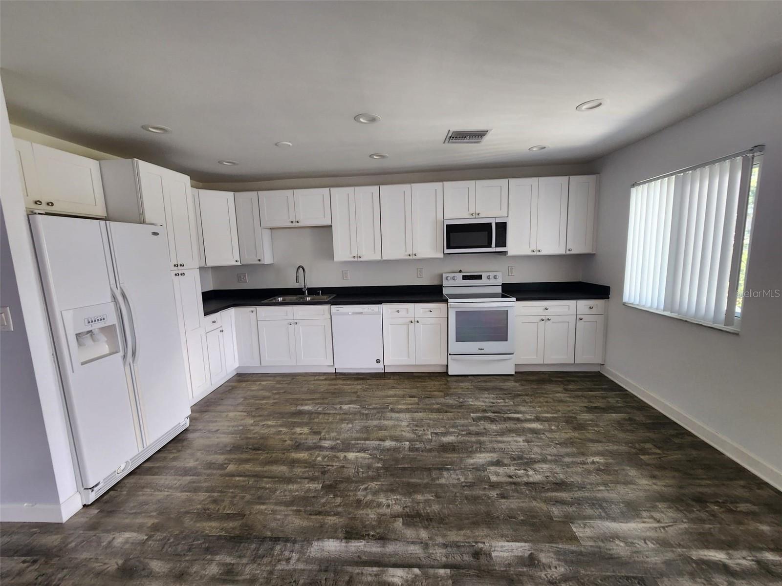 Image 4 of 25 For 14800 Walsingham Road 613