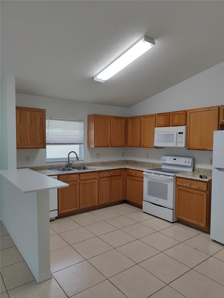 Image 2 of 12 For 844 Bloomingdale Drive