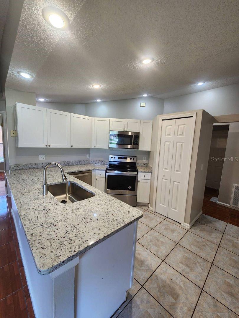 Image 21 of 51 For 801 Hazel Grove Court