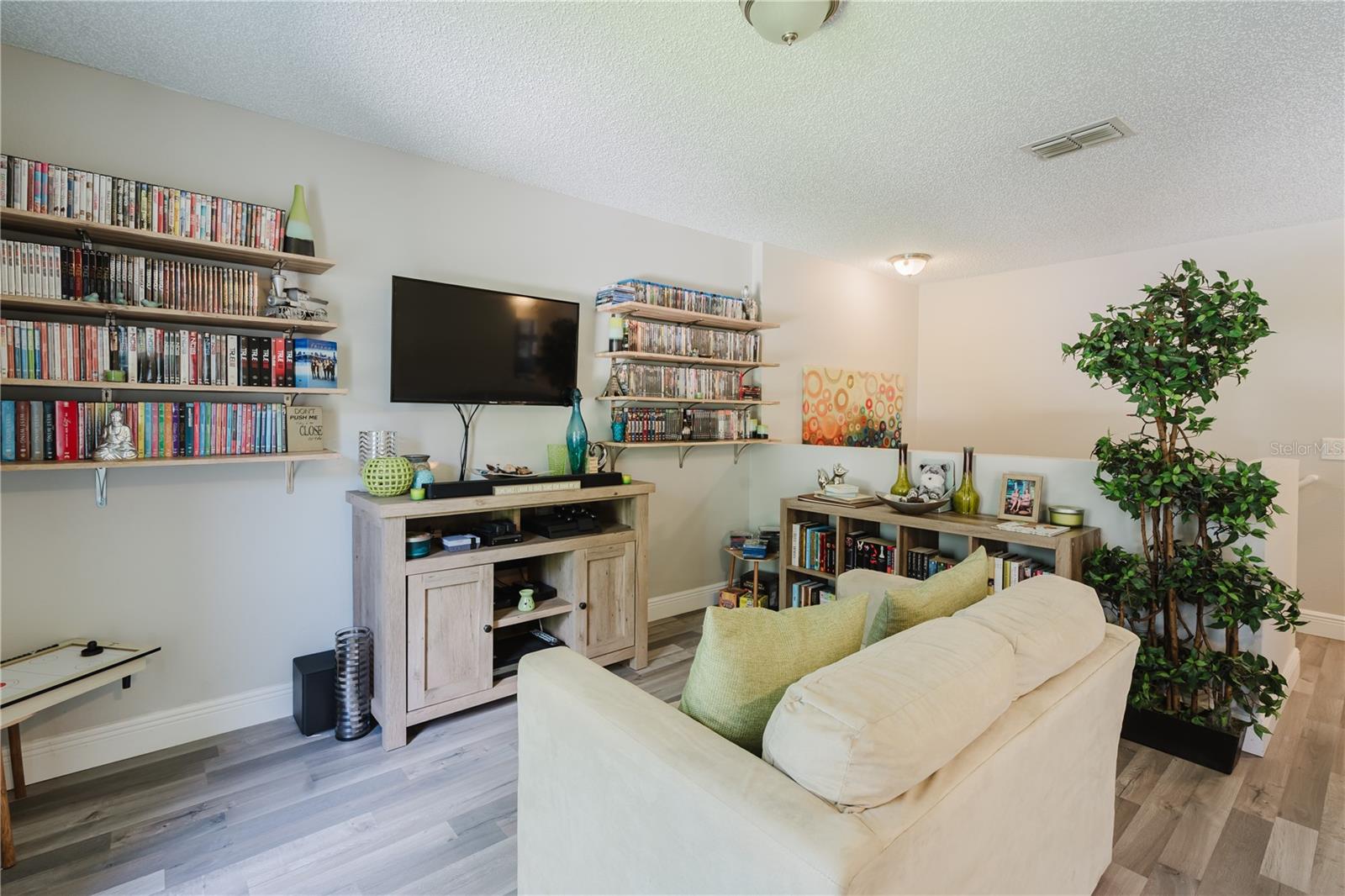 Image 17 of 43 For 607 Notre Dame Way