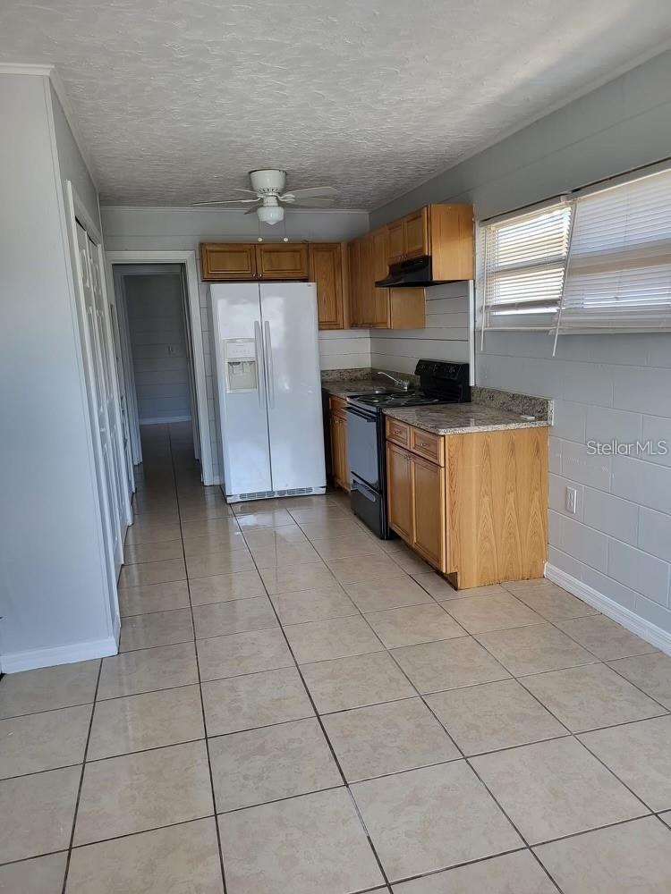 Image 2 of 4 For 147 Avenue E Sw