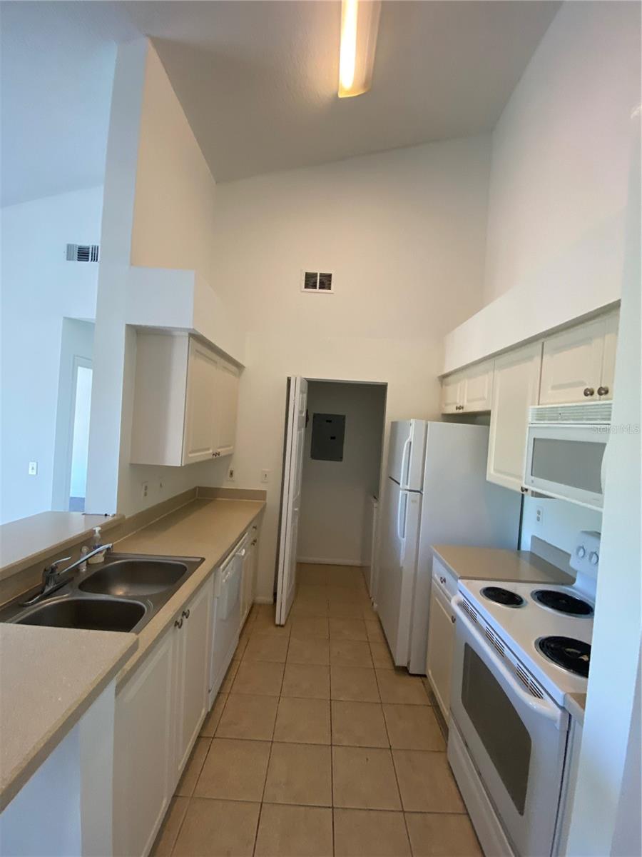 Image 7 of 18 For 1229 Bermuda Lakes Lane 303